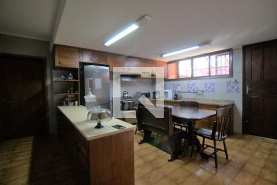 Casa à venda com 4 quartos, 350m² em Três Figueiras, Porto Alegre