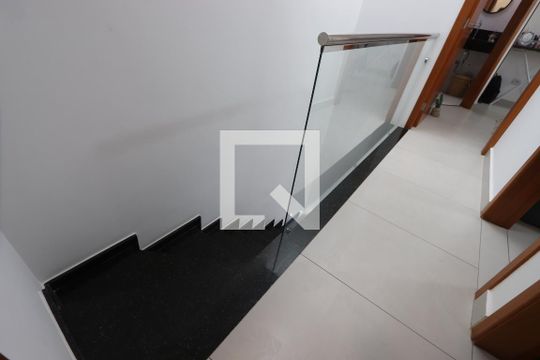 Escadas de casa para alugar com 3 quartos, 110m² em Vila Macedopolis, São Paulo