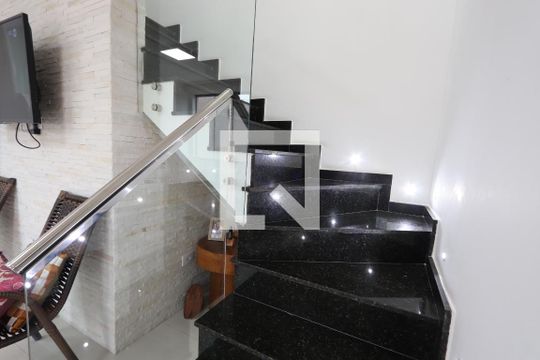 Escadas de casa à venda com 3 quartos, 110m² em Vila Macedopolis, São Paulo