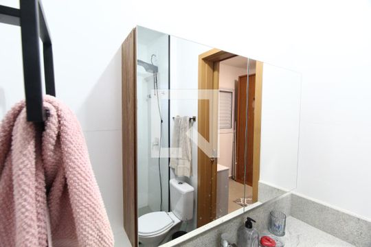 Banheiro do Quarto 1 e 2 de casa de condomínio para alugar com 3 quartos, 82m² em Granja Marileusa, Uberlândia