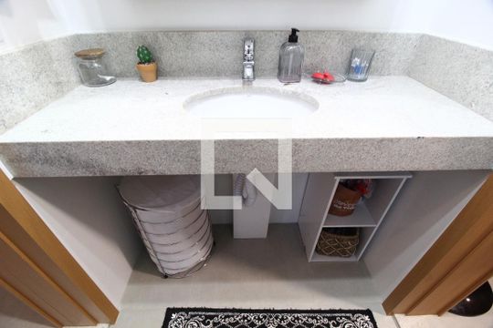 Banheiro do Quarto 1 e 2 de casa de condomínio para alugar com 3 quartos, 82m² em Granja Marileusa, Uberlândia
