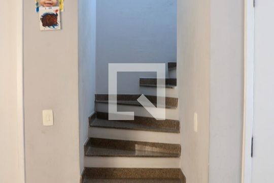 Escadas de casa de condomínio à venda com 2 quartos, 150m² em Parque Imperial, São Paulo