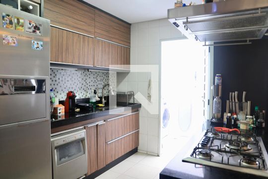 Cozinha de casa de condomínio à venda com 2 quartos, 150m² em Parque Imperial, São Paulo