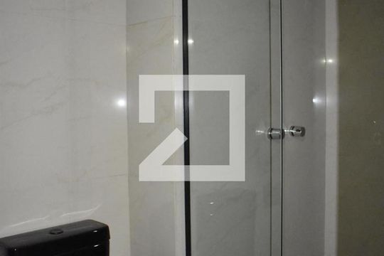 Banheiro de apartamento para alugar com 1 quarto, 49m² em Cristo Rei, Curitiba