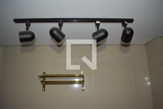 Banheiro de apartamento para alugar com 1 quarto, 49m² em Cristo Rei, Curitiba