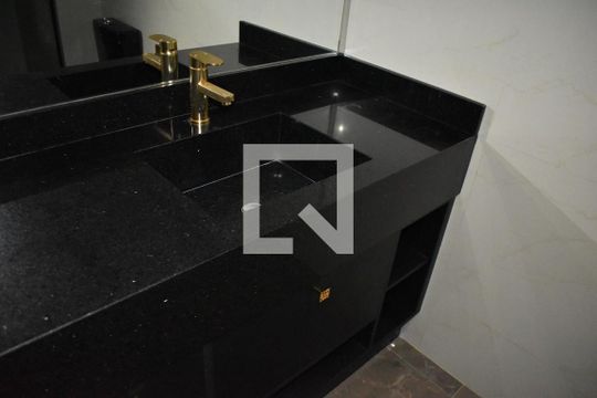 Banheiro de apartamento para alugar com 1 quarto, 49m² em Cristo Rei, Curitiba