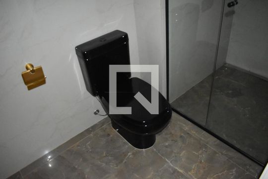 Banheiro de apartamento para alugar com 1 quarto, 49m² em Cristo Rei, Curitiba