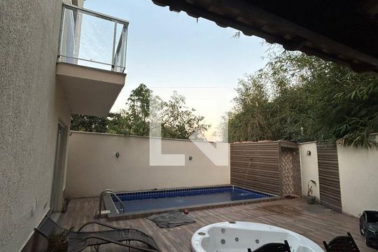 Área Externa de casa à venda com 4 quartos, 200m² em Tropical, Contagem