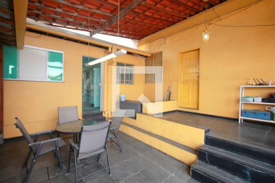 Varanda coberta de casa à venda com 2 quartos, 250m² em Sagrada Família, Belo Horizonte