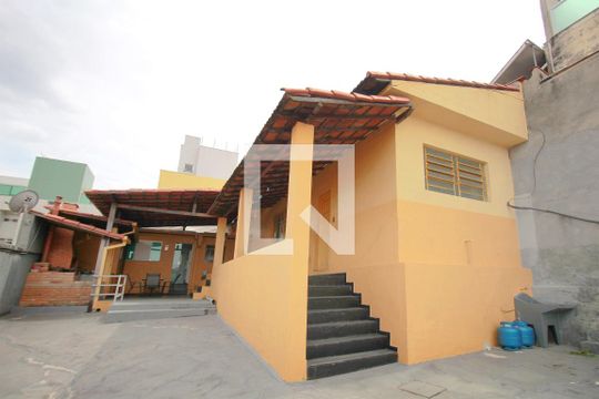 Fachada interna de casa à venda com 2 quartos, 250m² em Sagrada Família, Belo Horizonte