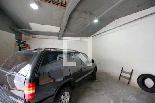 Garagem de casa à venda com 2 quartos, 250m² em Sagrada Família, Belo Horizonte