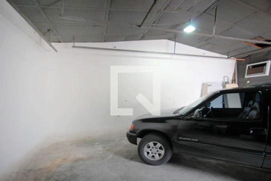 Garagem de casa à venda com 2 quartos, 250m² em Sagrada Família, Belo Horizonte