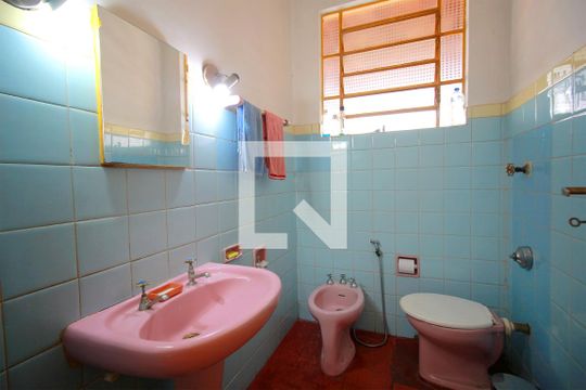 Banheiro 2 de casa à venda com 2 quartos, 250m² em Sagrada Família, Belo Horizonte