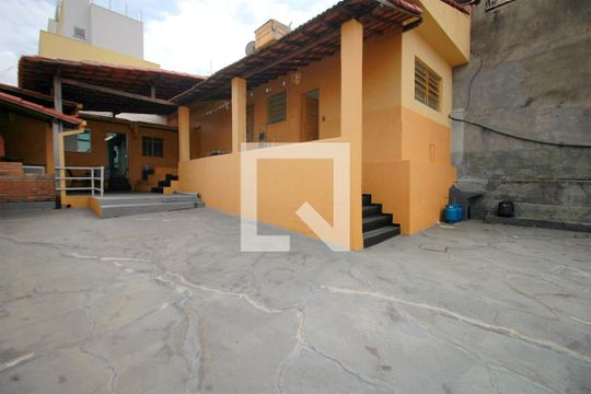 Quintal de casa à venda com 2 quartos, 250m² em Sagrada Família, Belo Horizonte