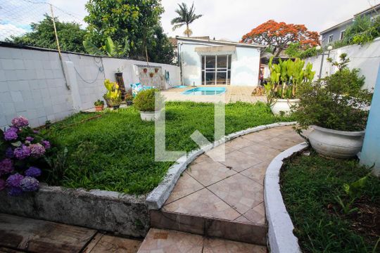 Quintal de casa à venda com 3 quartos, 580m² em Nonoai, Porto Alegre