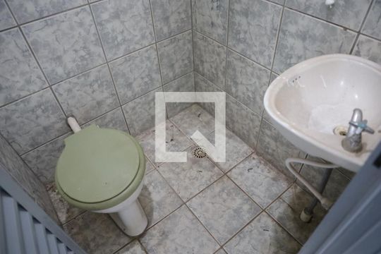 Banheiro de casa para alugar com 2 quartos, 70m² em Parque Amazonia, Goiânia