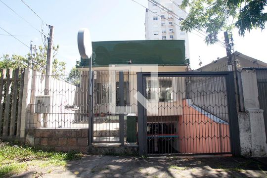 Fachada de casa à venda com 3 quartos, 230m² em Petrópolis, Porto Alegre