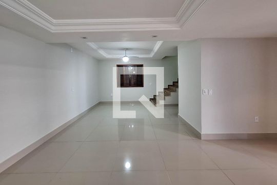 Sala 1 de casa à venda com 7 quartos, 400m² em Piratininga, Niterói