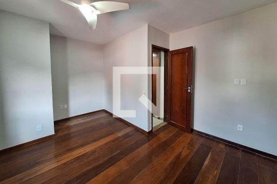Quarto 2 de casa à venda com 7 quartos, 400m² em Piratininga, Niterói