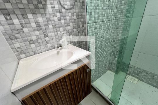 Banheiro Fundos  de casa para alugar com 2 quartos, 180m² em Freguesia (jacarepaguá), Rio de Janeiro
