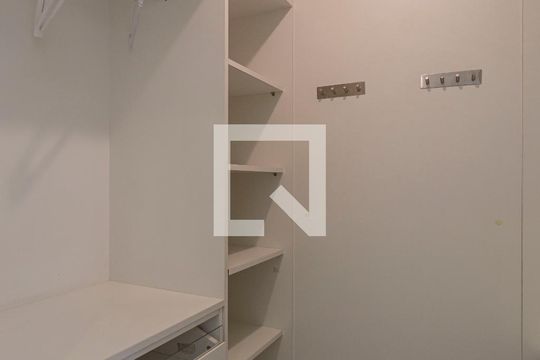 Closet da suíte de apartamento à venda com 2 quartos, 71m² em Vila Nova Conceição, São Paulo