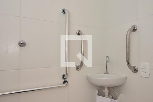 Banheiro de kitnet/studio à venda com 1 quarto, 17m² em Vila Andrade, São Paulo
