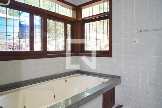 Banheiro suite de casa para alugar com 4 quartos, 300m² em Lagoa da Conceição, Florianópolis