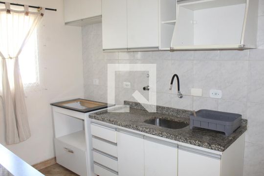Cozinha de casa de condomínio para alugar com 2 quartos, 68m² em Chácara Canta Galo, Cotia