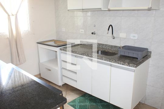 Cozinha de casa de condomínio para alugar com 2 quartos, 68m² em Chácara Canta Galo, Cotia