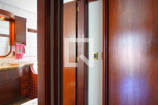 Closet da suíte de casa para alugar com 3 quartos, 350m² em Chácara das Pedras, Porto Alegre