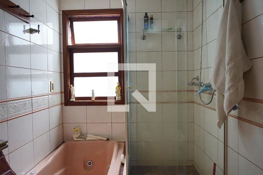 Banheiro da Suíte de casa para alugar com 3 quartos, 350m² em Chácara das Pedras, Porto Alegre