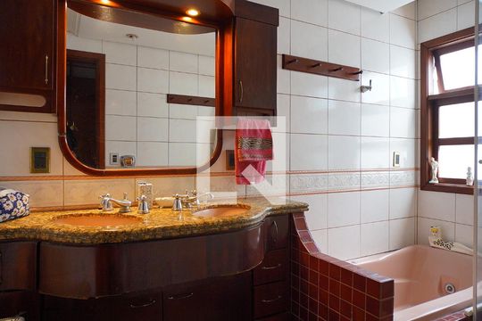 Banheiro da Suíte de casa para alugar com 3 quartos, 350m² em Chácara das Pedras, Porto Alegre