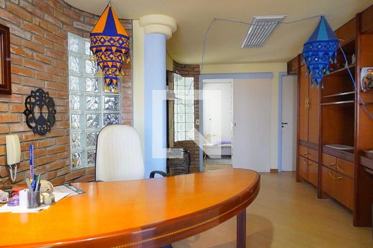 Escritório de casa para alugar com 3 quartos, 350m² em Chácara das Pedras, Porto Alegre