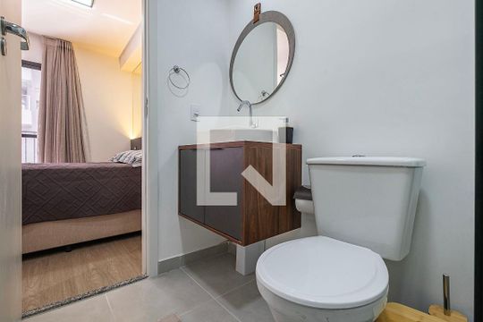 Banheiro de kitnet/studio à venda com 1 quarto, 25m² em Pinheiros, São Paulo