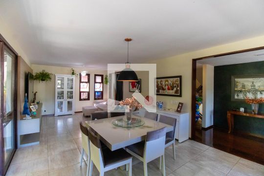 Sala de casa de condomínio à venda com 4 quartos, 370m² em Itaipu, Niterói