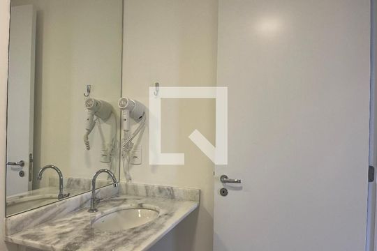 Banheiro de apartamento para alugar com 1 quarto, 31m² em Pompeia, São Paulo