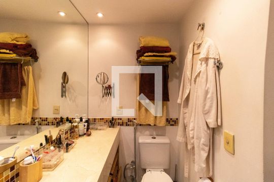 Banheiro da Suíte de apartamento à venda com 4 quartos, 145m² em Icaraí, Niterói
