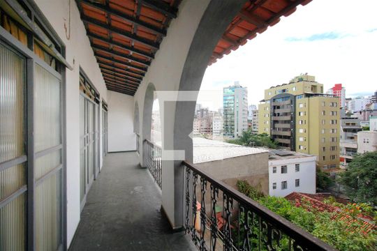 Varanda dos Quartos de casa à venda com 5 quartos, 200m² em Cidade Nova, Belo Horizonte
