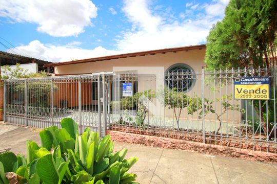 Fachada de casa à venda com 5 quartos, 200m² em Cidade Nova, Belo Horizonte