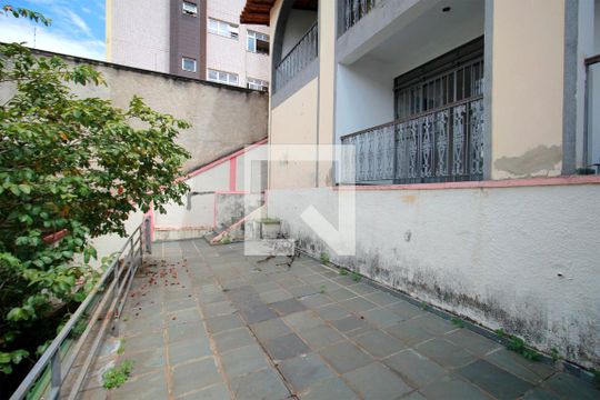 Quintal de casa à venda com 5 quartos, 200m² em Cidade Nova, Belo Horizonte
