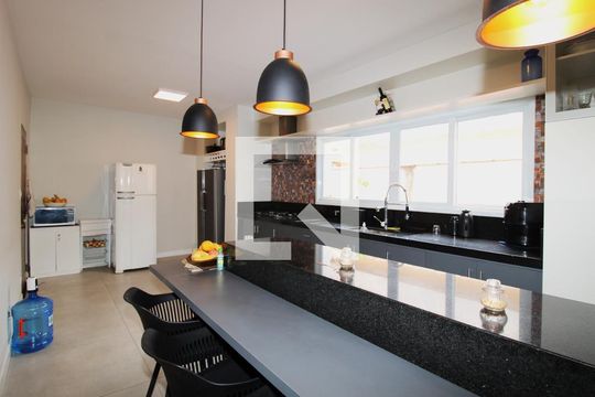 Cozinha de casa à venda com 4 quartos, 280m² em Jardim Guanca, São Paulo