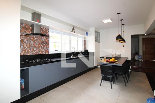 Cozinha de casa à venda com 4 quartos, 280m² em Jardim Guanca, São Paulo
