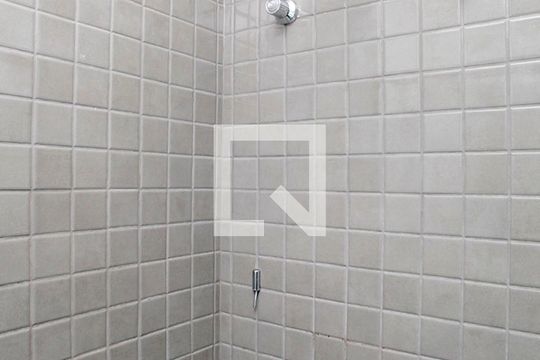 Banheiro de kitnet/studio para alugar com 1 quarto, 24m² em Centro Histórico, Porto Alegre