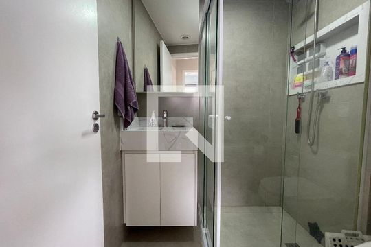 Banheiro de apartamento para alugar com 2 quartos, 42m² em Parque Pinheiros, São Paulo