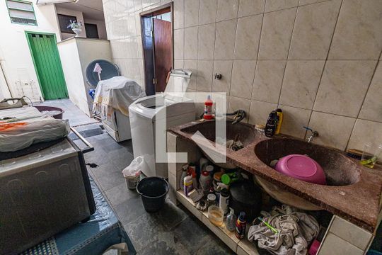Area de serviço de casa para alugar com 2 quartos, 141m² em Alípio de Melo, Belo Horizonte
