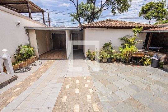 Quintal e espaço gourmet de casa para alugar com 2 quartos, 141m² em Alípio de Melo, Belo Horizonte