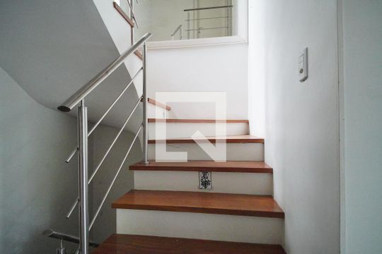 Escada - Acesso Segundo Piso de casa à venda com 1 quarto, 145m² em Higienópolis, Porto Alegre