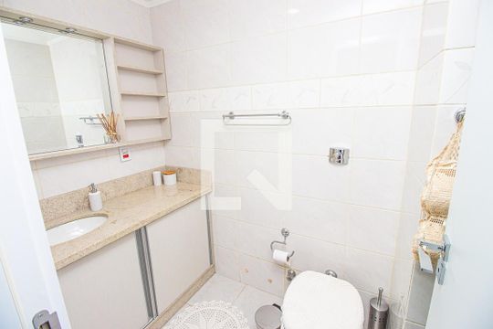 Banheiro de apartamento à venda com 2 quartos, 83m² em São João, Porto Alegre