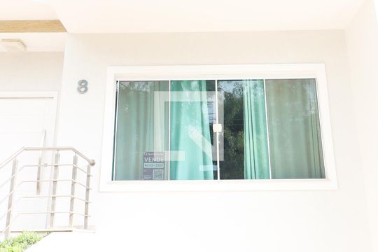 Placa na fachada de casa de condomínio à venda com 4 quartos, 529m² em Tremembé, São Paulo