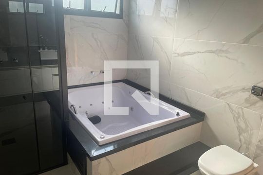 Banheiro de casa de condomínio à venda com 3 quartos, 320m² em Chácara Morada Mediterrânea, Jundiaí
